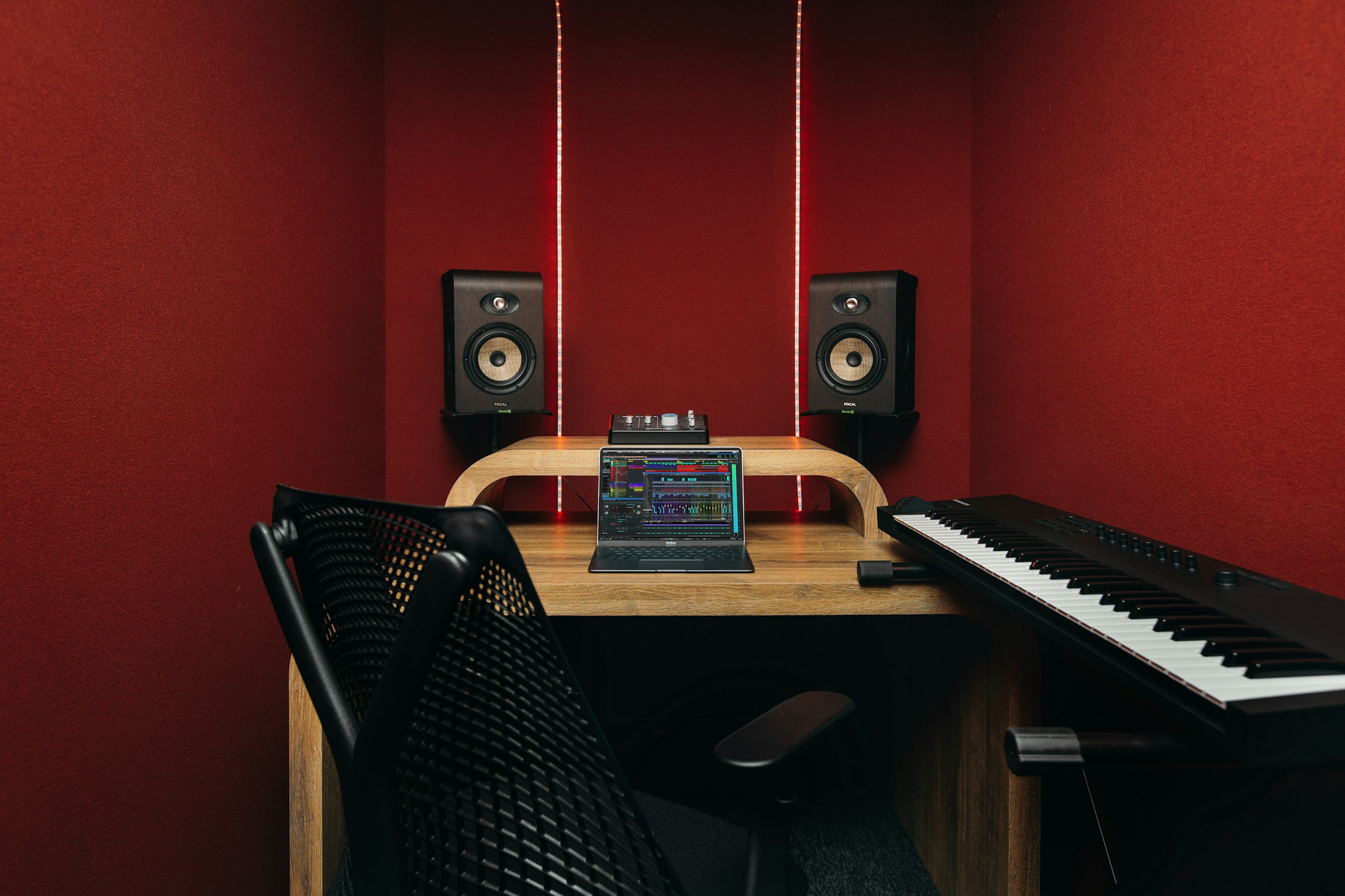 Image of cheap recording studio to rent in haggerston london.