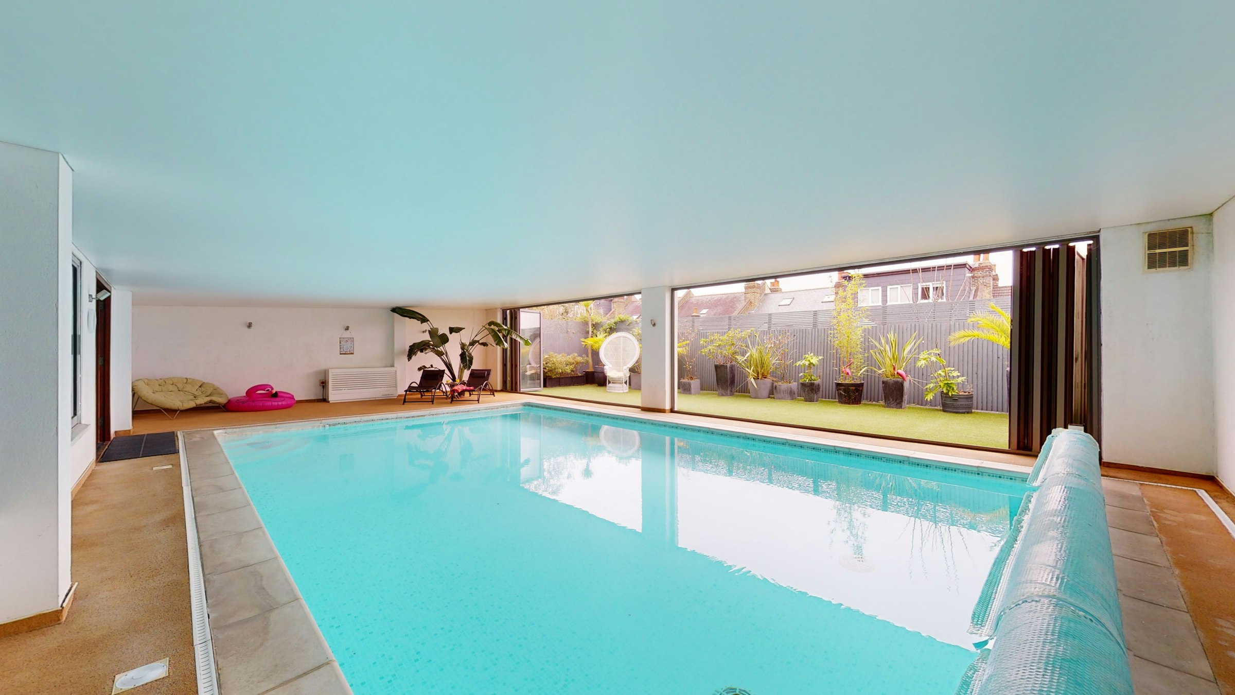 Image of an indoor pool to rent