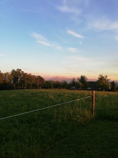 Vista dal campo verso la valle.