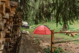 Tu peux garer ta voiture ou ton camping-car directement au camp.