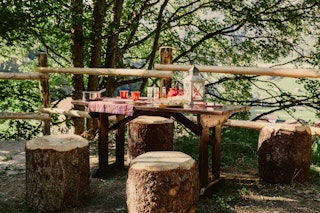 Une table avec une lanterne et des tabourets est prête