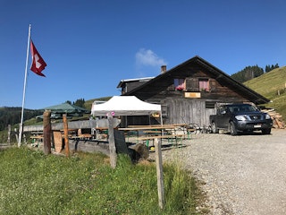 Die Alphütte, wo die Terrasse zu einem kühlen Bier oder Kaffee einlädt.