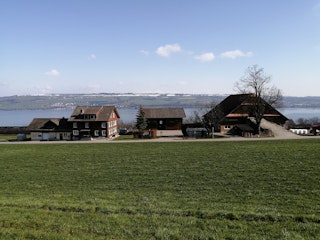 Ferme Schwarzholz avec le lac de Sempach