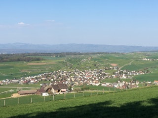 Vista della fattoria con il villaggio