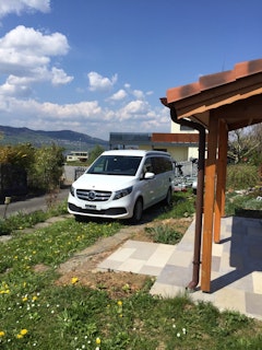 Variant 2 - camper in front of the garden house