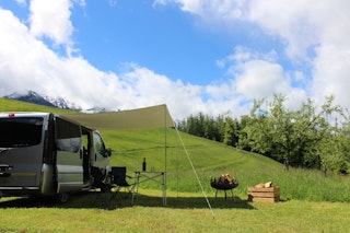 Camp avec vue panoramique sur les montagnes