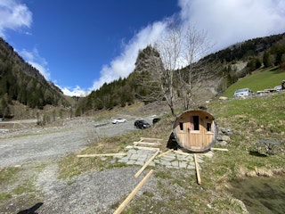 Una parte dell'area di parcheggio in ghiaia è chiusa per i campeggiatori Nomady.