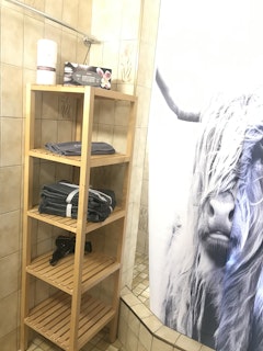 salle de bain avec serviettes, gel douche, lingettes désinfectantes, papier toilette et sèche-cheveux