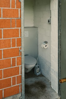 Nella stalla troverete la vostra toilette e l'acqua.
