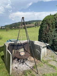 Il vostro barbecue con griglia regolabile a tre piedi