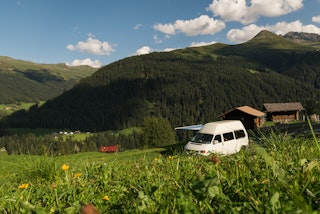 Camp avec vue panoramique fantastique sur les montagnes