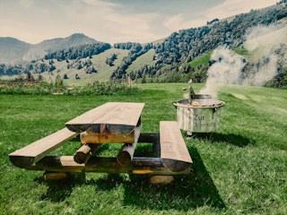 Feuerschale und Picknicktisch mit Aussicht