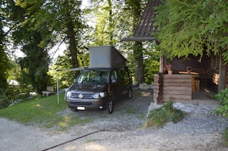 Camp avec entrée de la cabane