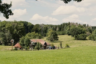 The farm is surrounded by an idyllic and green landscape.