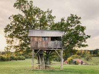 The tree house near the Cubili farm in a huge bucolic meadow surrounded by forests.