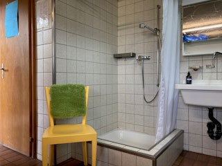 Douche et WC dans le local d'exploitation à usage commun
