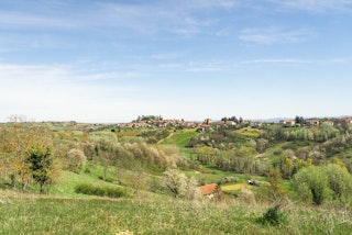 Le panorama depuis le vignoble en haut. Il existe de nombreuses promenades que l'on peut faire à pied ou à vélo.