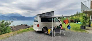Möglichkeit zwei kleinere Camper/Vans zu stellen