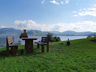 Ton siège confortable avec la meilleure vue sur le lac de Sihl. Exclusivement pour vous.
