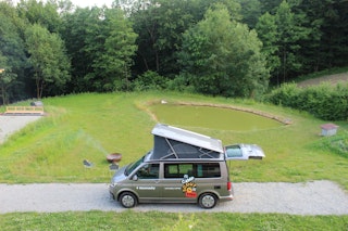 Nous avons en outre un emplacement pour les vans/campings cars, ta tente est en bas à gauche dans la clairière
