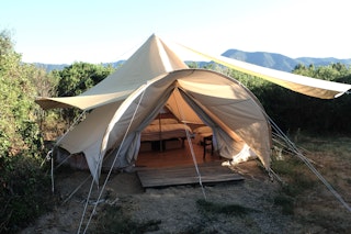 Jedes Zelt ist von mediterranem Buschwerk umgeben, das in ausreichendem Abstand zu den anderen Zelten steht, um eine angemessene Privatsphäre zu gewährleisten.