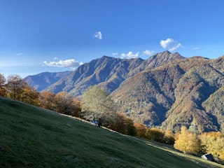 Panoramablick auf die Tessiner Berge