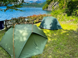 Emplacement pour tentes, avec vue sur le lac.