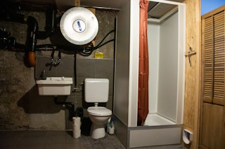 Fonctionnelles et bien entretenues, voici les installations sanitaires dans la chaufferie. La cabine de douche, les toilettes et l'évier pour faire la vaisselle sont à ta disposition.

Utilisé en été par l'hôte.
