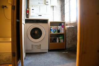 Die Waschmaschine im Eingangsbereich des Heizraums kann für SFr 3.-/ Wäsche benutzt werden.
