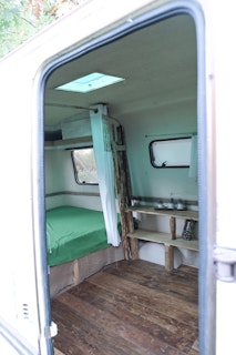 Entrée de la caravane, l'intérieur est entièrement en bois