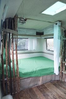 Das Doppelbett im Wohnwagen