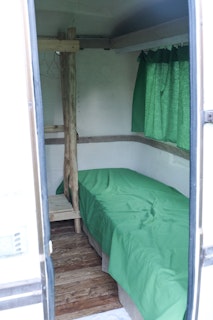 Le lit simple dans la caravane