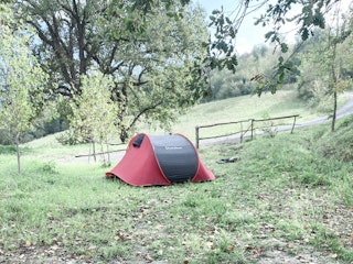 La zone de la tente est ombragée et convient même pour les mois les plus chauds.