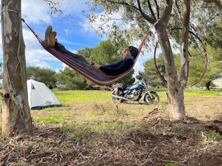 Motorrad, Zelt und Entspannung