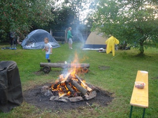 The children find their happiness with fire and tent!