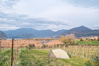 La zone des tentes du camp avec le magnifique panorama