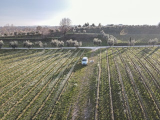 Der Transporterraum inmitten von Grün und dem Blick auf unseren Weinberg