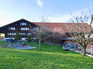 Der Hinterhof mit angrenzendem Stall und Laufhof.