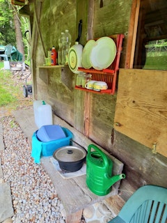Washing up facilities and dishes for 2 people