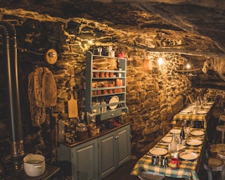 Der Speisesaal in der Höhle von Sa Rutta