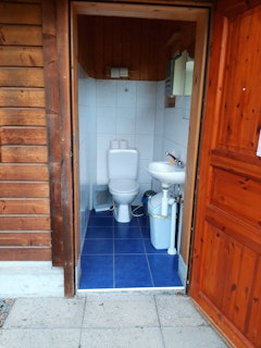 Toilettes près du camp