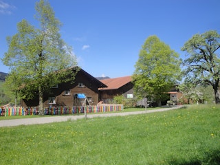 Bauernhaus mit Kinderspielplatz (Sandkasten, Rutsche, diverse Trampitraktoren etc.)