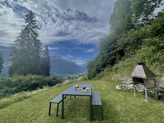 L'espace barbecue avec une vue grandiose est également à la disposition des hôtes du camp (y compris les sièges & le salon).