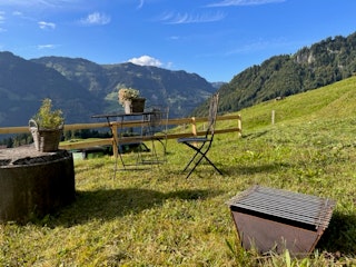 Sitting area with fireplace/grill, view of Gummenalp, Wirzweli.