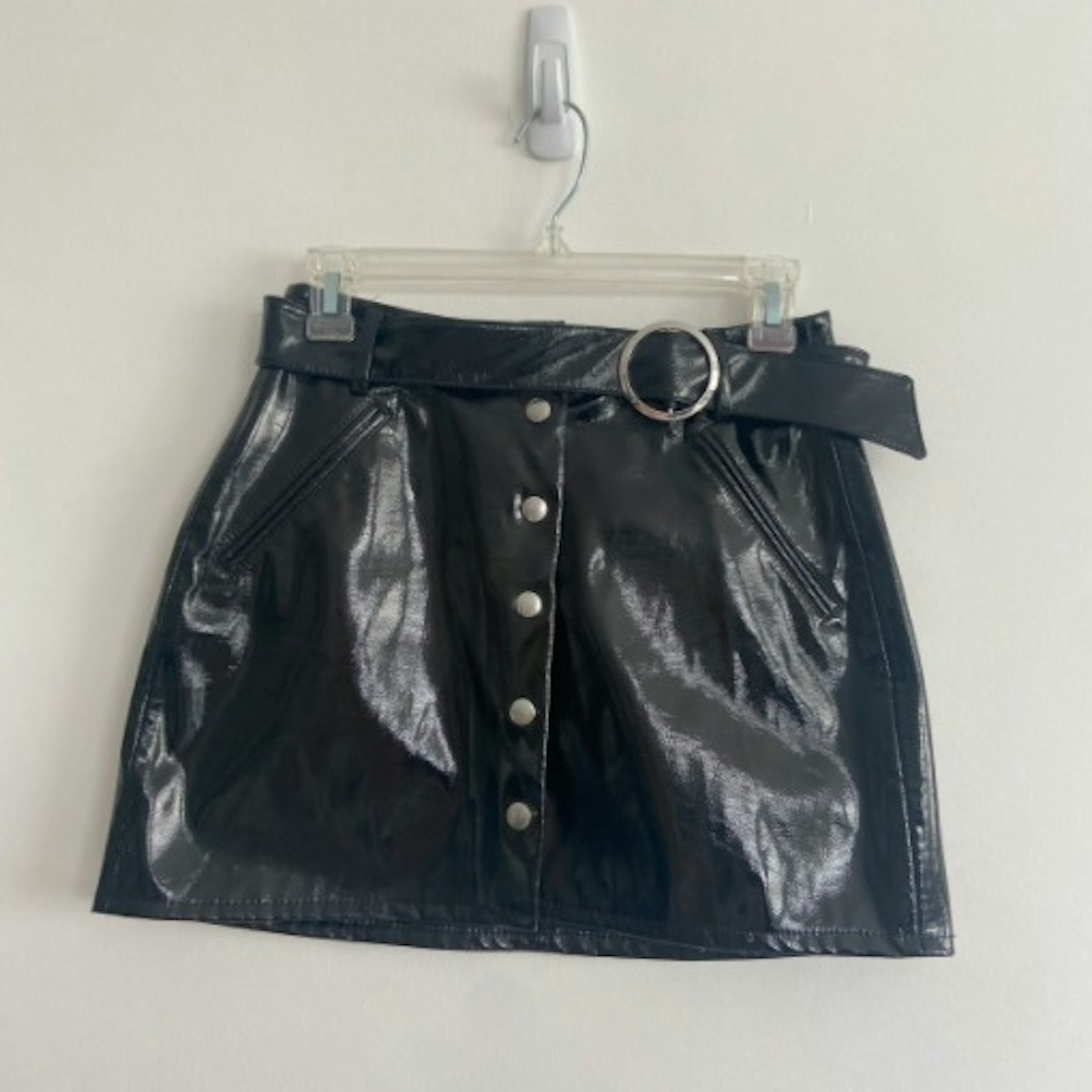 Mini falda negra efecto piel Bershka (jj) $150.00 | Gloset