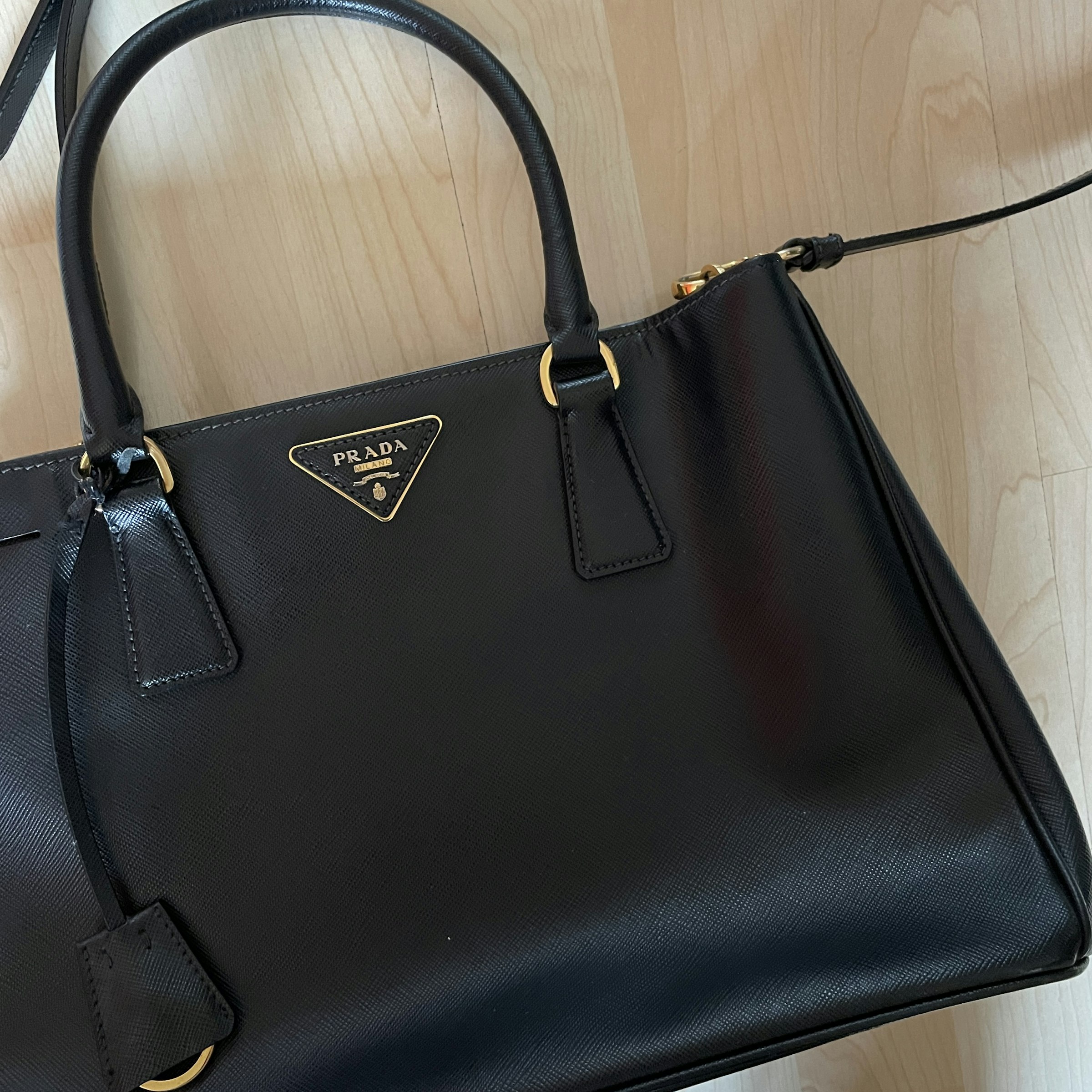 Grabar fácilmente Microordenador Bolsa Prada Galleria Saffiano Leather Bag en negro - $10,000.00 | Gloset
